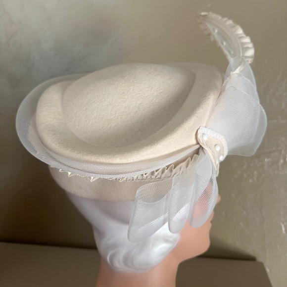 ADORABLE 1970s' IVORY FELT HAT + WHITE MESH, GROSGRAIN & SEQUIN TRIM - Picture 10 of 14